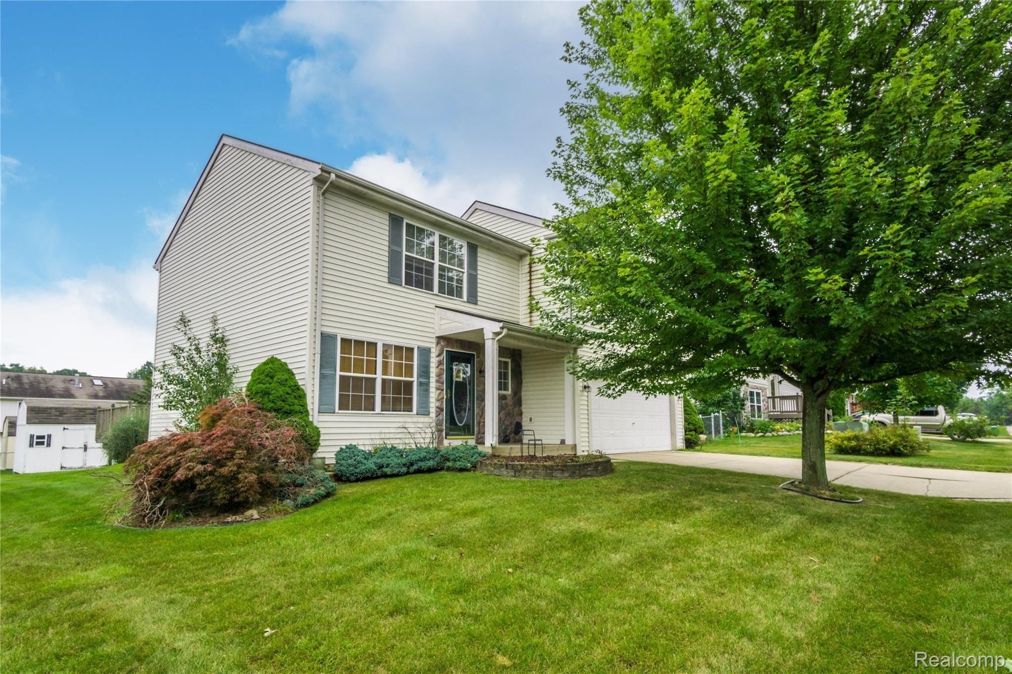 728 Ridgecrest Street Fenton, MI 48430 - Photo 1 of 25 Exteriors (4 of 11).jpg