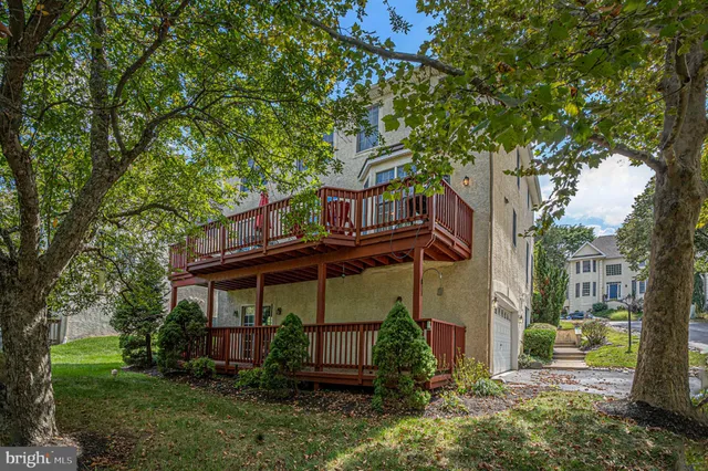 a view of a house with a yard and garage