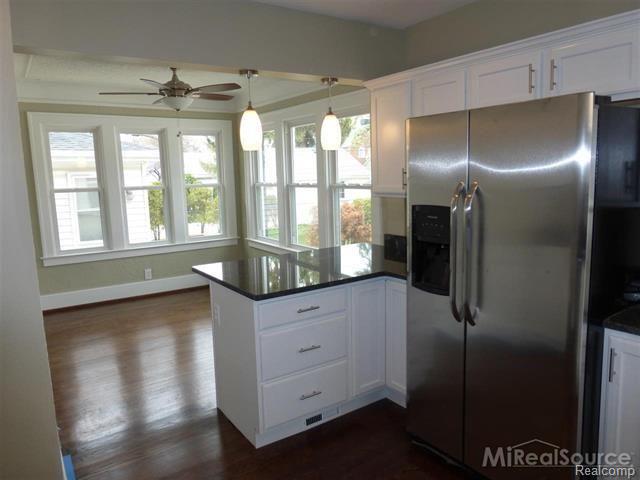 436 Fisher Road Grosse Pointe, MI 48230 - Photo 4 of 21 4.JPG