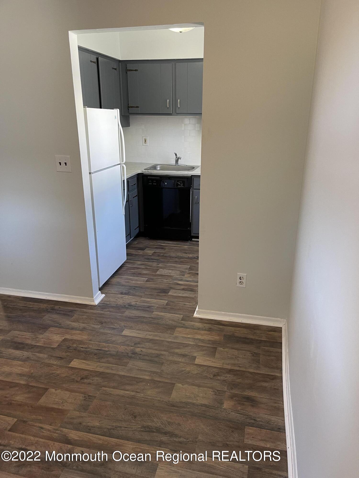 440 Cross Road, Unit C4 Matawan, NJ 07747 - Photo 5 of 24 Entry to Kitchen