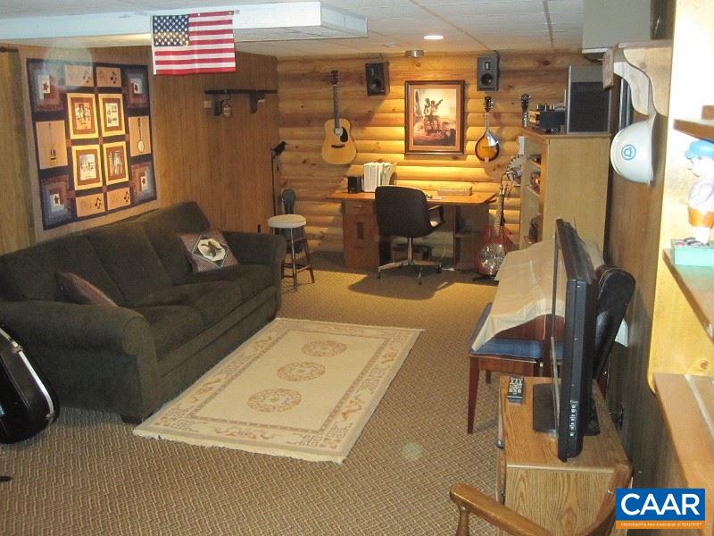 991 Sulphur Spring Road Prospect, VA 23960 - Photo 23 of 45 a living room with furniture and a flat screen tv