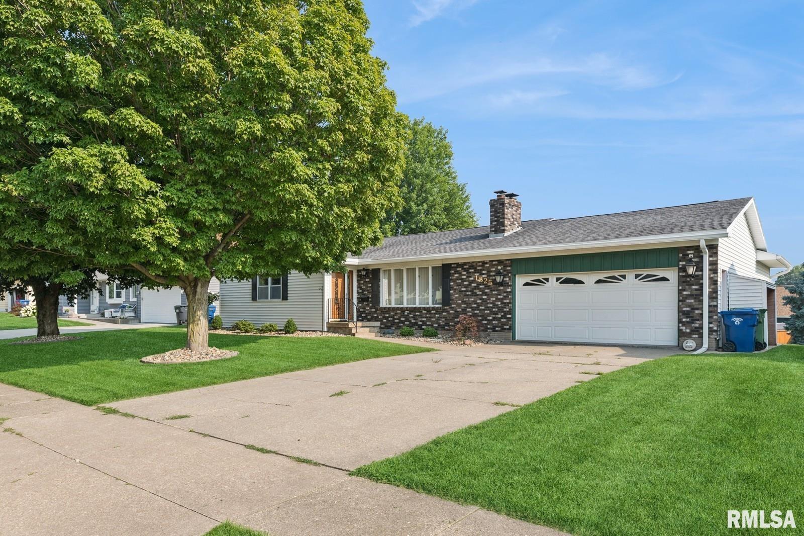 1825 5th Avenue South Clinton, IA 52732 - Photo 2 of 34 a front view of house with yard and green space