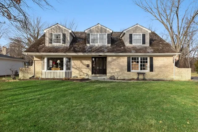 $1,099,000 | 17 Camberley Court, Hinsdale, IL 60521