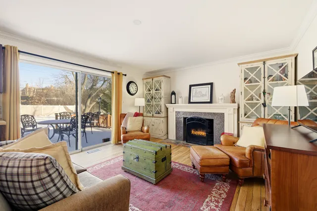 $1,099,000 | 17 Camberley Court, Hinsdale, IL 60521