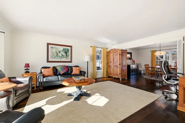 $1,099,000 | 17 Camberley Court, Hinsdale, IL 60521