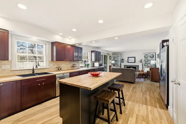 $1,099,000 | 17 Camberley Court, Hinsdale, IL 60521