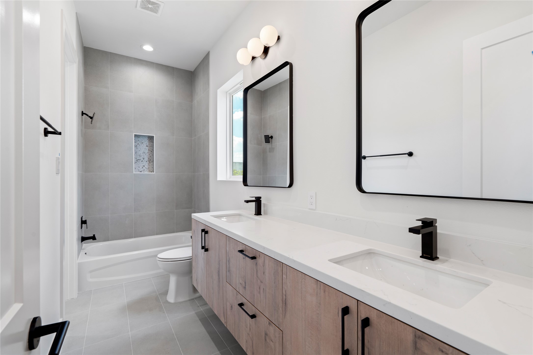 4218 Nichols Street Houston, TX 77020 - Photo 24 of 45 a bathroom with a double vanity sink mirror and bathtub