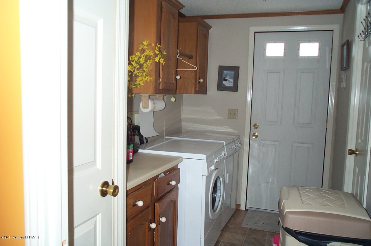 215 R Pope Road Stroudsburg, PA 18360 - Photo 6 of 6 a utility room with dryer and washer
