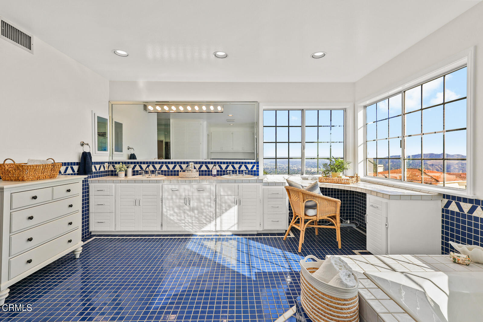 Undisclosed Address Burbank, CA 91501 - Photo 35 of 70 a living room with furniture and a large window