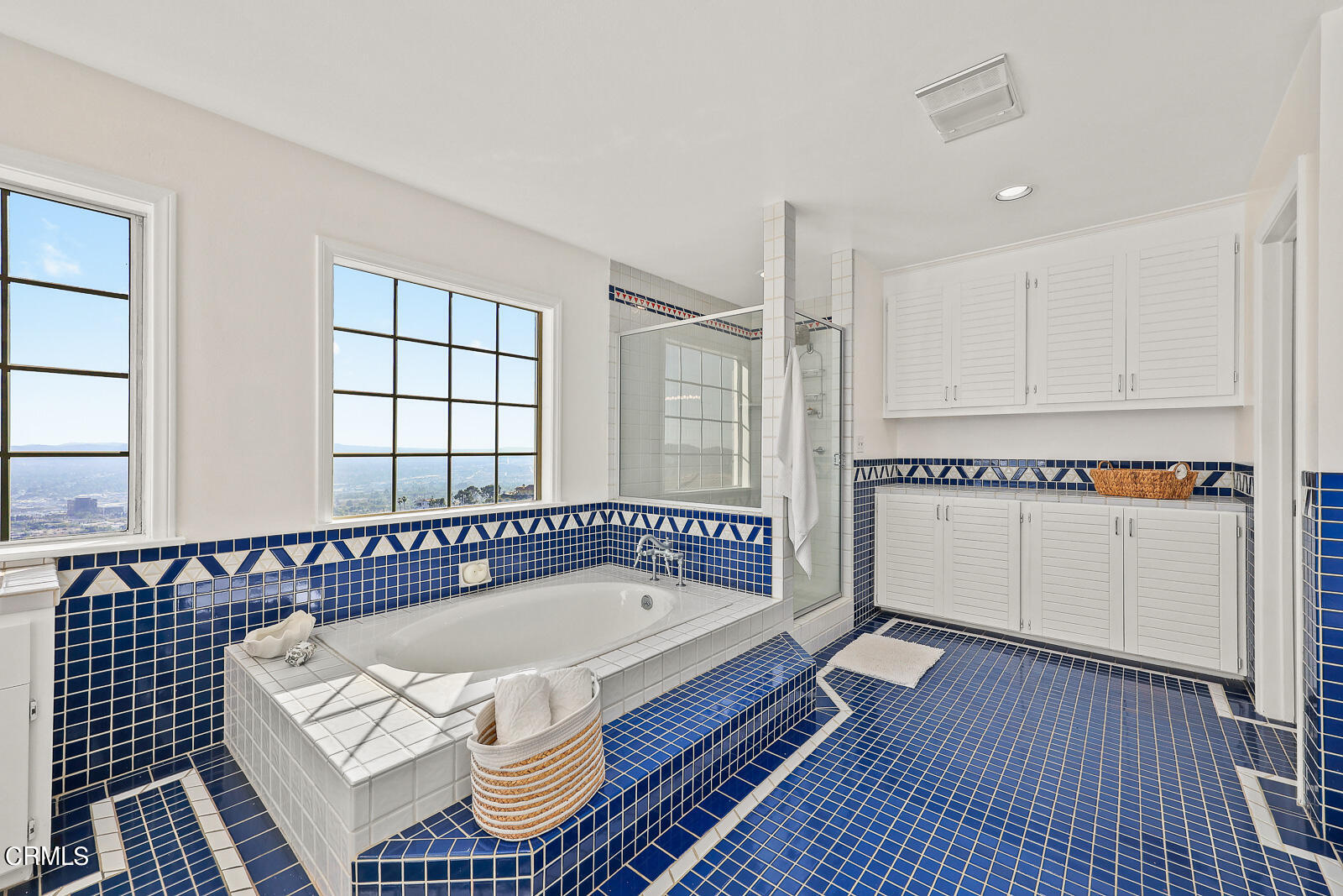 Undisclosed Address Burbank, CA 91501 - Photo 37 of 70 a bathroom with bathtub and a window
