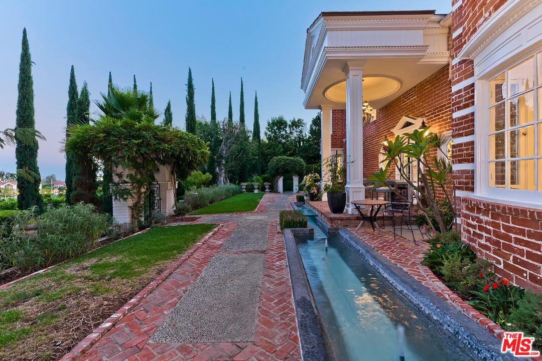 725 North Faring Road Los Angeles, CA 90077 - Photo 10 of 56 a backyard of a house with lots of green space