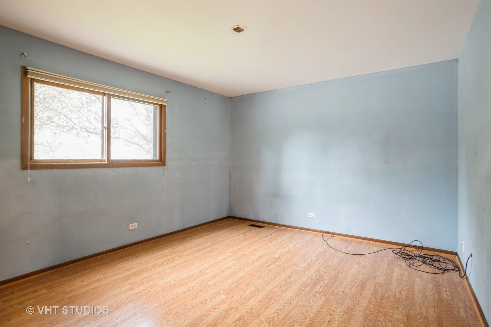 329 South Maple Street Itasca, IL 60143 - Photo 5 of 10 an empty room with a window