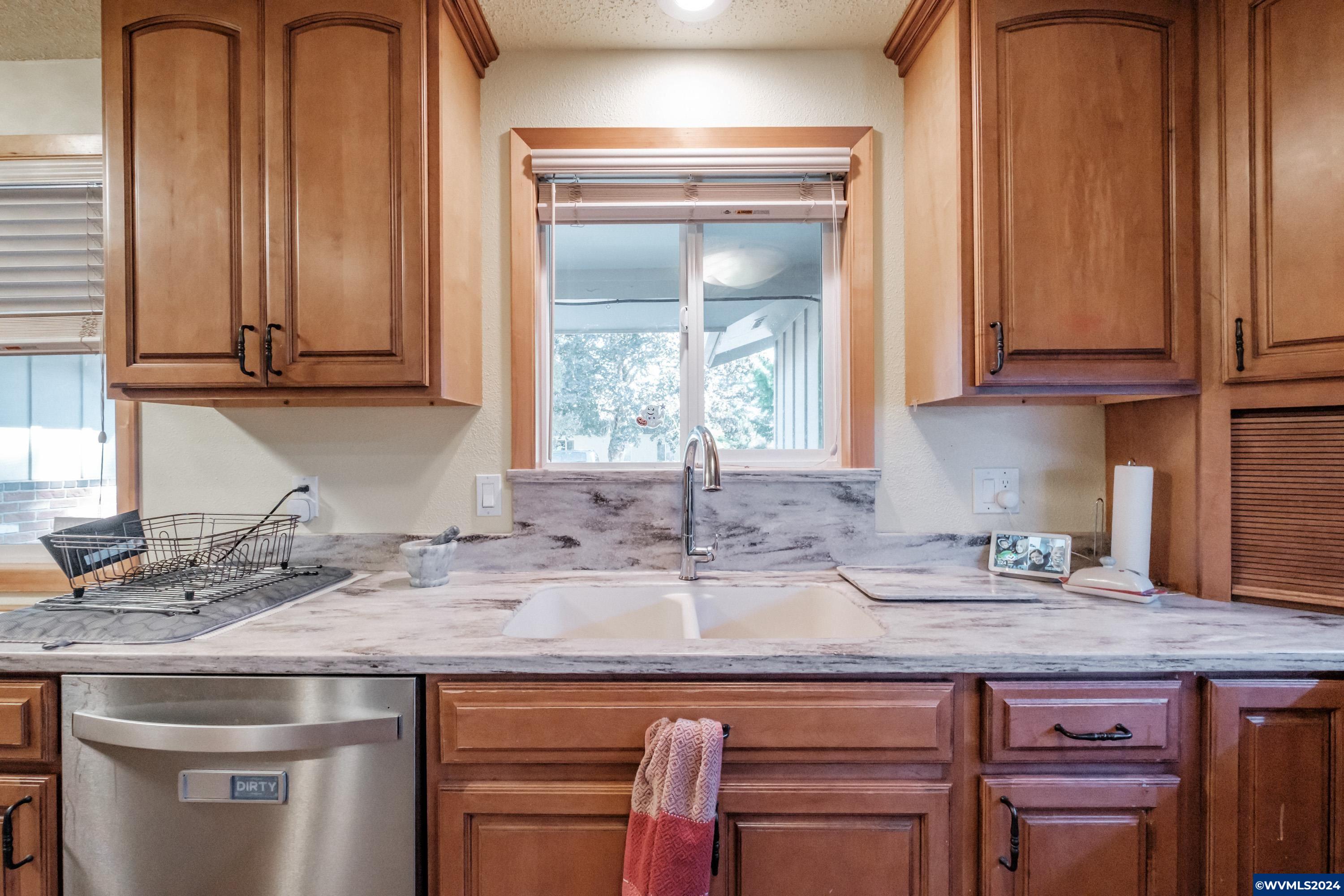 1214 Northeast Springwood Drive Albany, OR 97321 - Photo 12 of 50