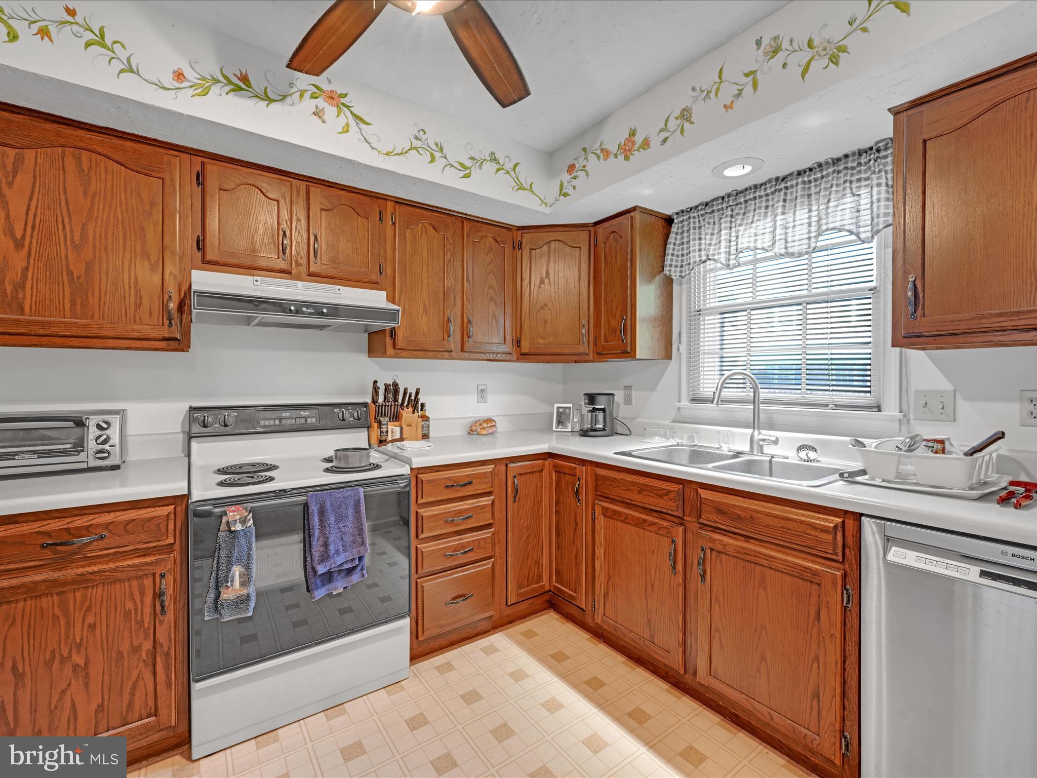 1204 Chambers Ridge, Unit 1204 York, PA 17402 - Photo 6 of 28 Kitchen