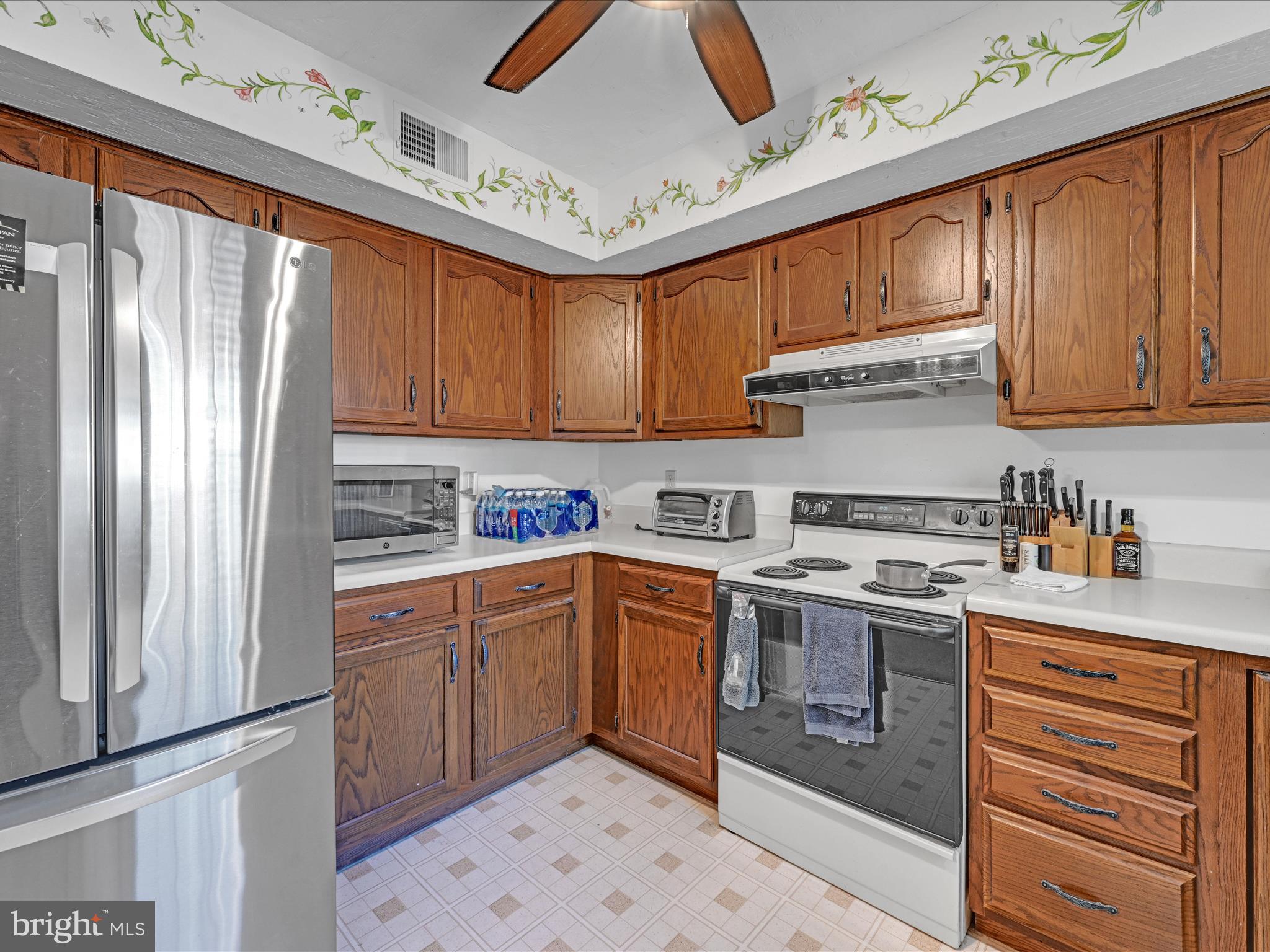 1204 Chambers Ridge, Unit 1204 York, PA 17402 - Photo 9 of 28 Kitchen