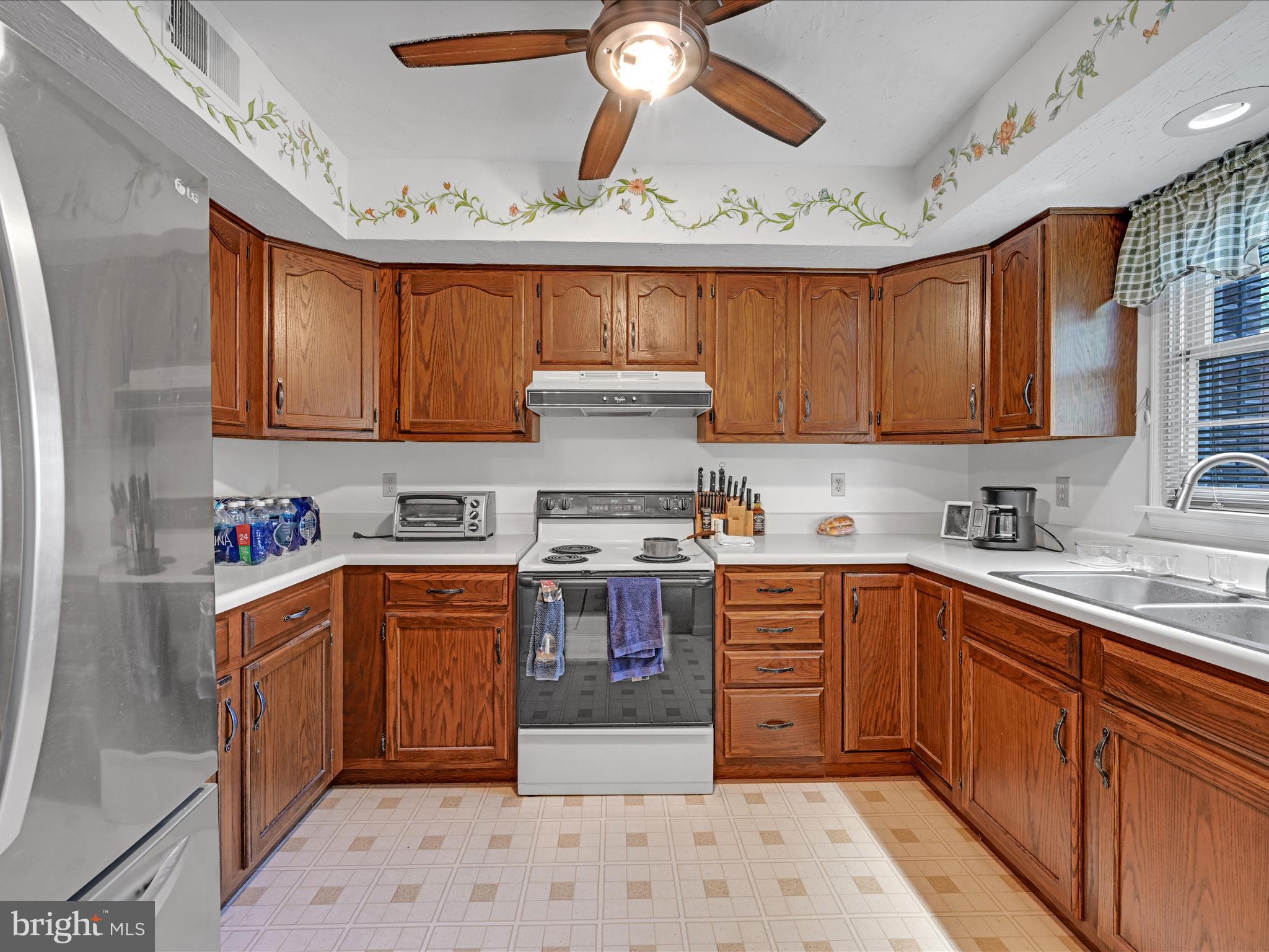 1204 Chambers Ridge, Unit 1204 York, PA 17402 - Photo 10 of 28 Kitchen