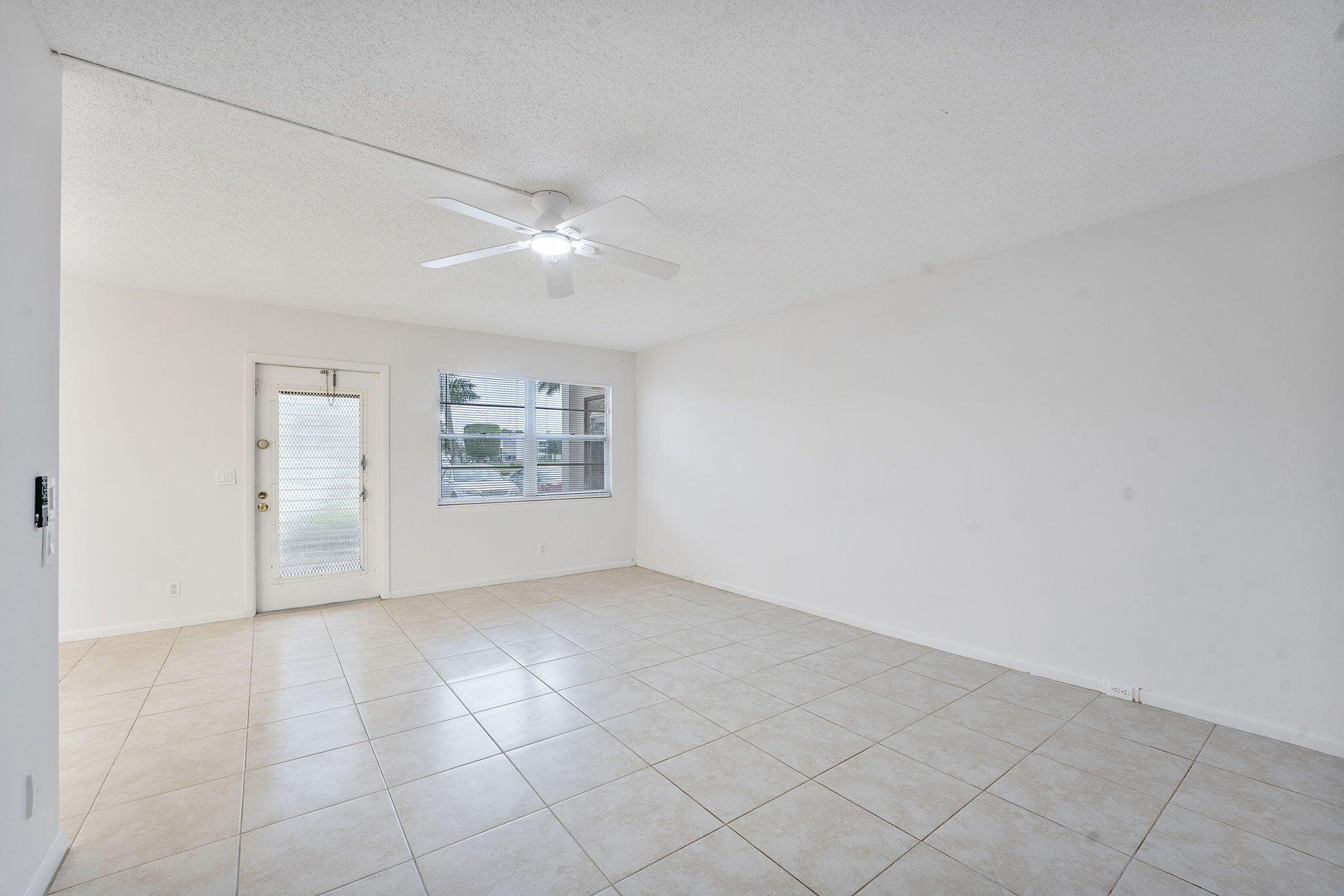 1071 Guildford East Boca Raton, FL 33434 - Photo 7 of 26 Living Area