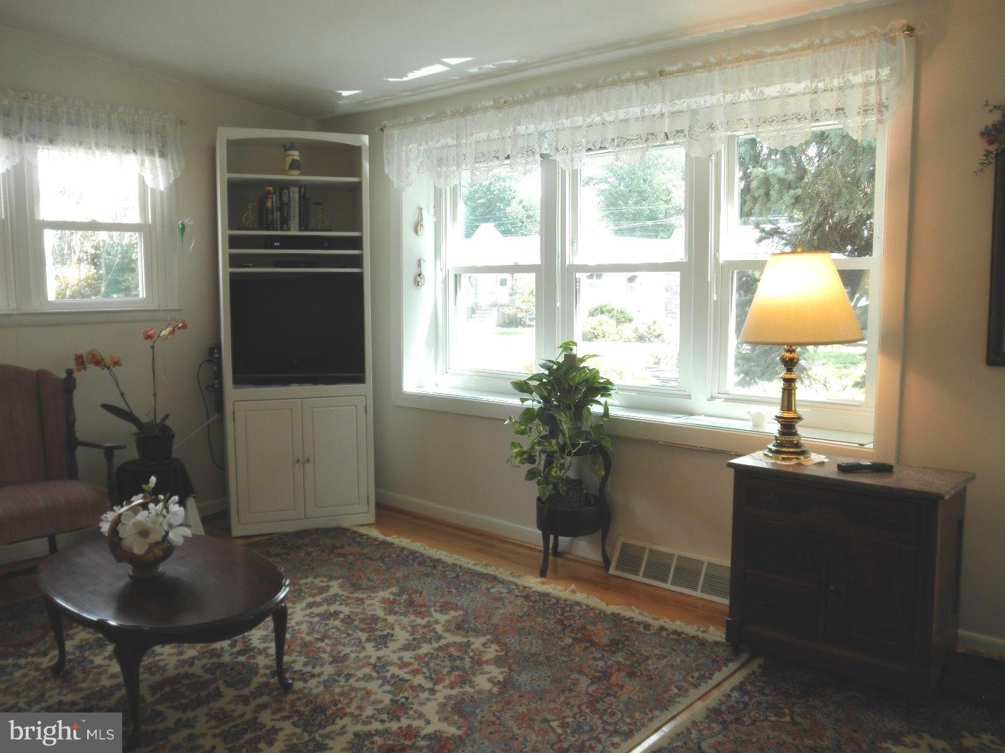 590 Wanamaker Road Jenkintown, PA 19046 - Photo 3 of 25 Living Room