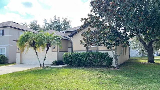 a view of a house with a yard