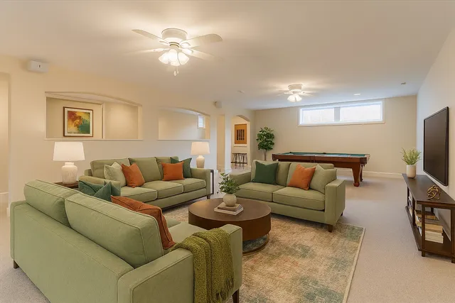 a view of a backyard