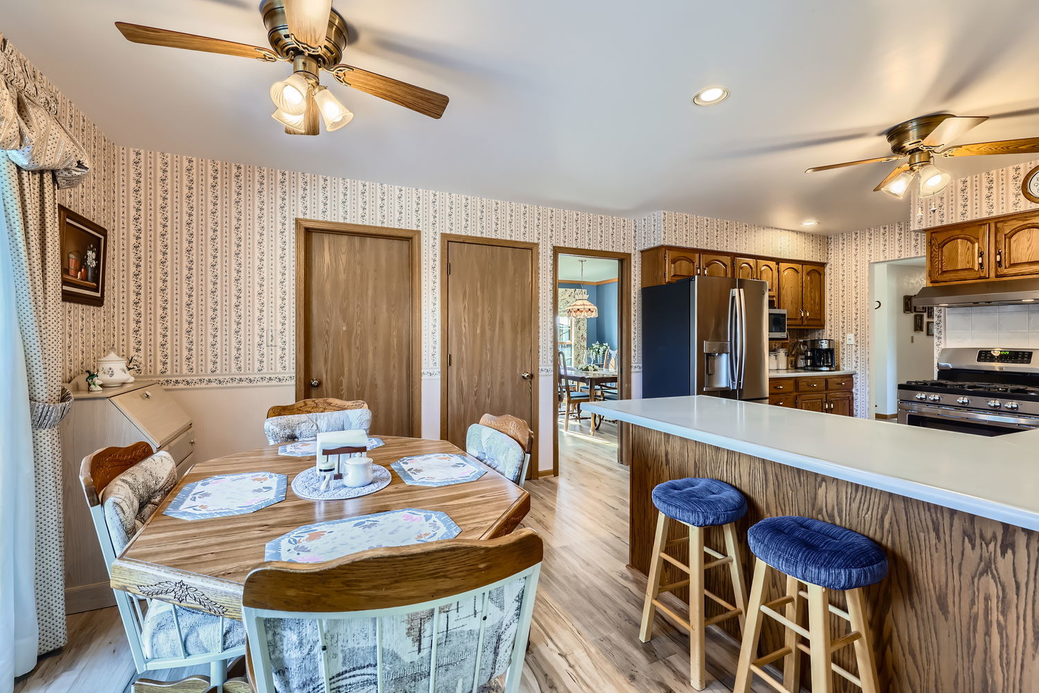 620 Morningside Point Elgin, IL 60123 - Photo 12 of 32 a view of a dining room with furniture