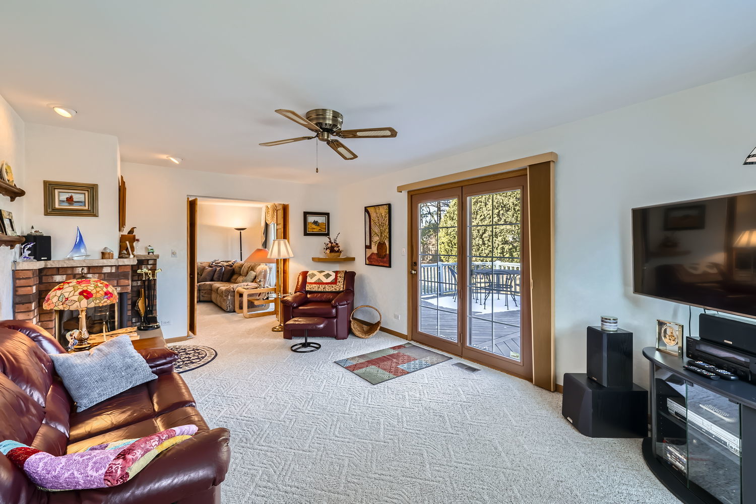 620 Morningside Point Elgin, IL 60123 - Photo 15 of 32 a living room with furniture gym equipment and a flat screen tv