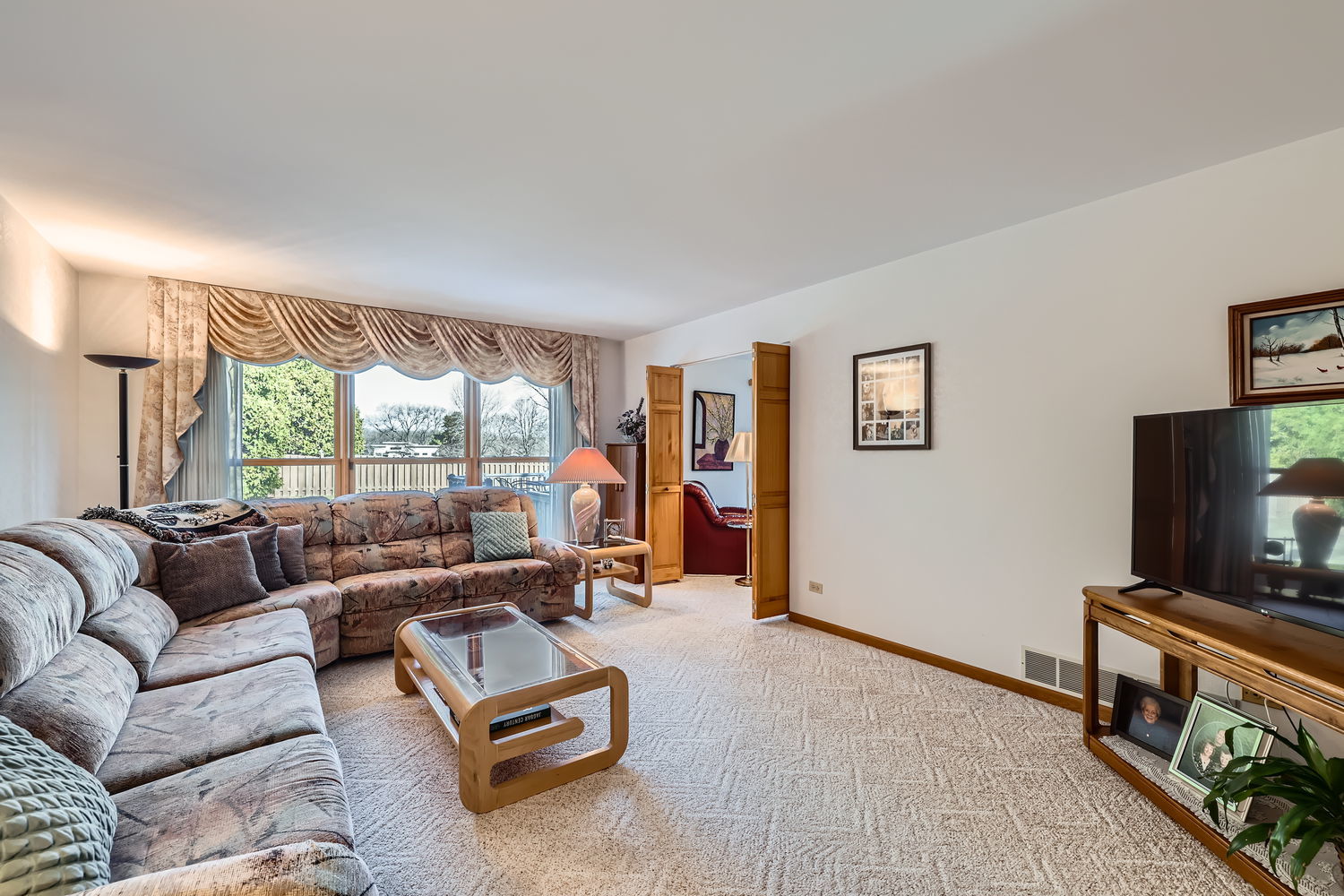 620 Morningside Point Elgin, IL 60123 - Photo 5 of 32 a living room with furniture and a flat screen tv