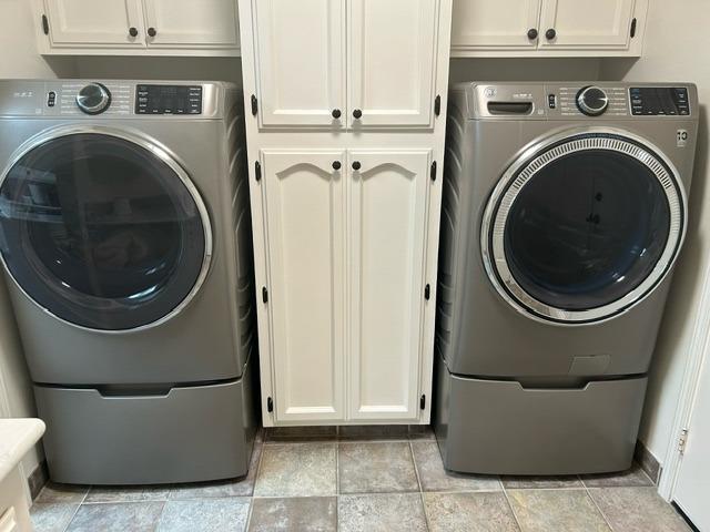 3046 Cypress Avenue Clovis, CA 93611 - Photo 19 of 48 a utility room with dryer and washer