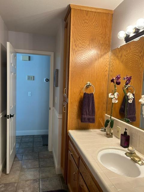 3046 Cypress Avenue Clovis, CA 93611 - Photo 21 of 48 a bathroom with a sink and a mirror