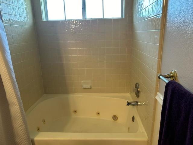 3046 Cypress Avenue Clovis, CA 93611 - Photo 23 of 48 a bathroom with a bathtub