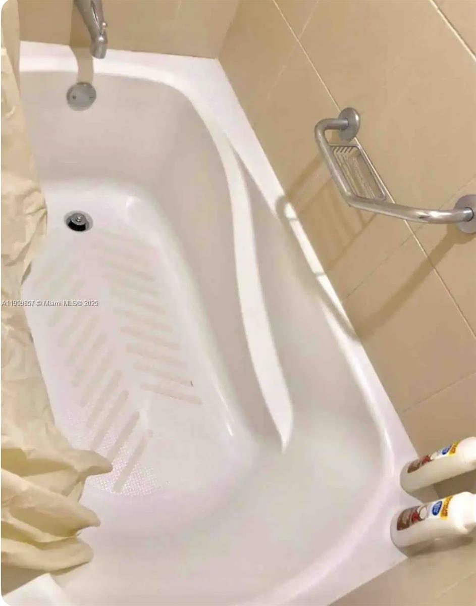 2889 McFarlane Road, Unit 1001 Miami, FL 33133 - Photo 22 of 35 Studio bathtub