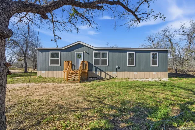 $420,000 | 843 County Road 331, Floresville, TX 78114