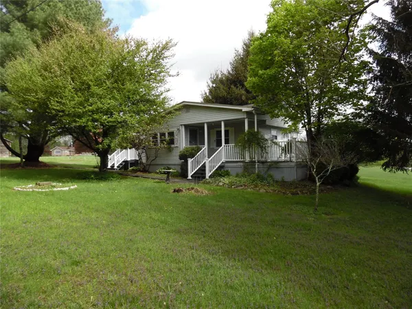 a view of a house with backyard