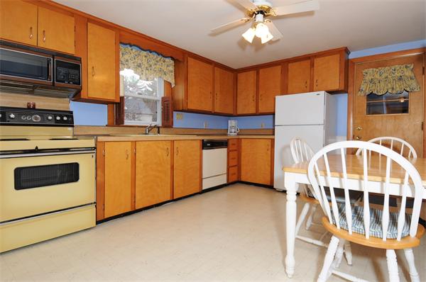 16 Colonial Road Beverly, MA 01915 - Photo 3 of 25