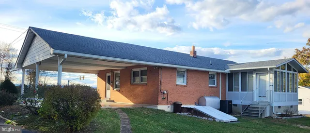 a front view of house with yard