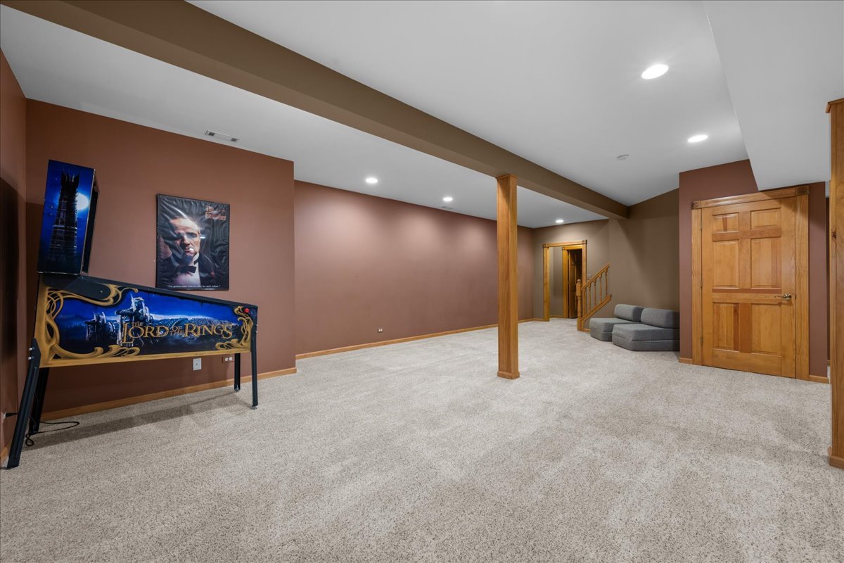 36W824 Red Gate Court St. Charles, IL 60175 - Photo 30 of 39 a view of a livingroom with furniture and a garage