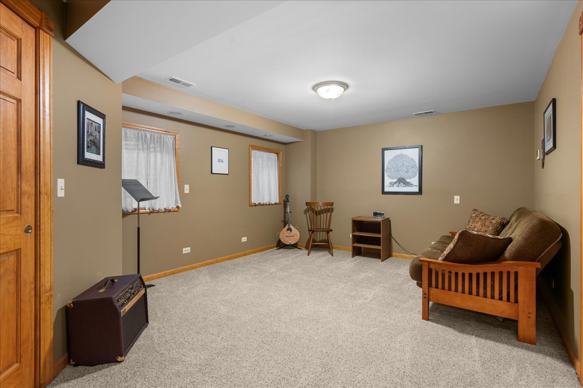 36W824 Red Gate Court St. Charles, IL 60175 - Photo 31 of 39 a livingroom with furniture and a couch