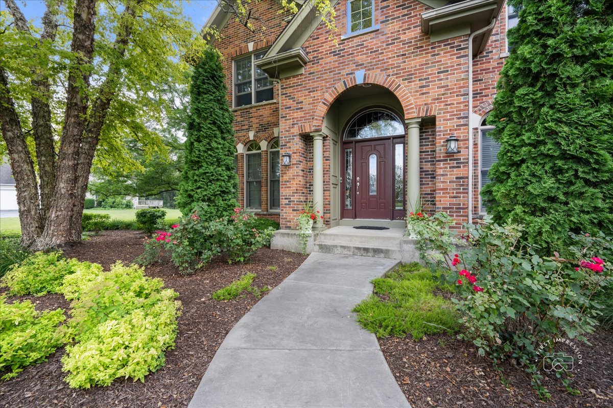 36W824 Red Gate Court St. Charles, IL 60175 - Photo 4 of 39 a view of a house with potted plants