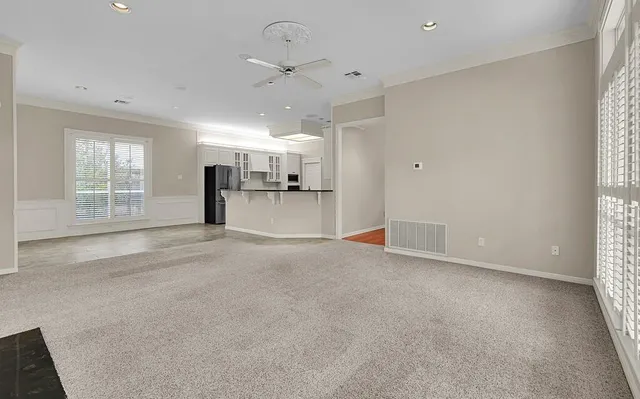 en empty room with windows and pillars in it