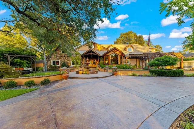 a view of a entryway door of the house