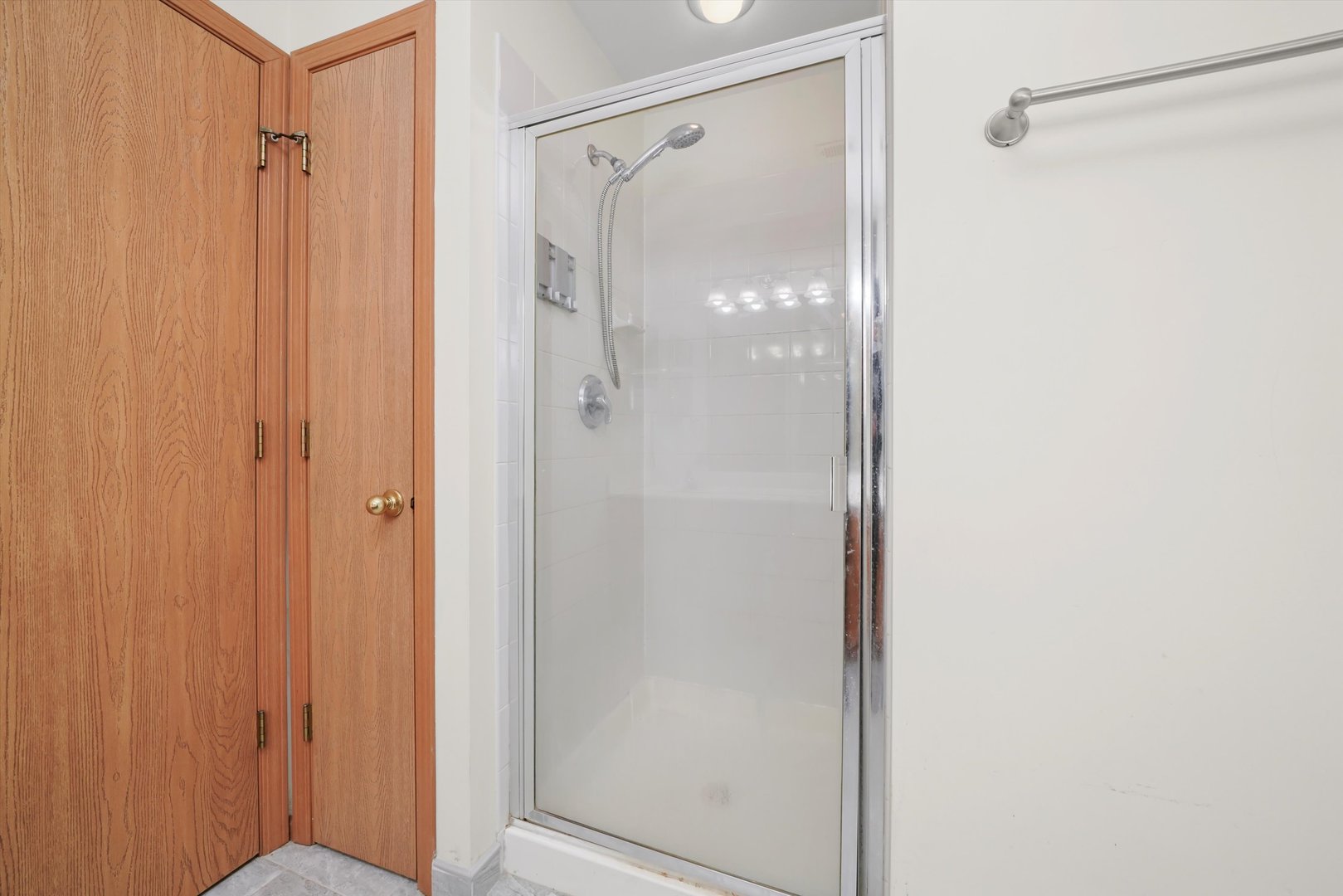 409 Evergreen Circle, Unit 4 Gilberts, IL 60136 - Photo 27 of 42 a bathroom with a glass shower door