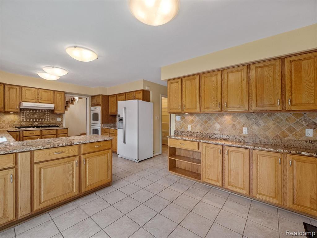 4748 South Valleyview Road West Bloomfield, MI 48323 - Photo 5 of 37