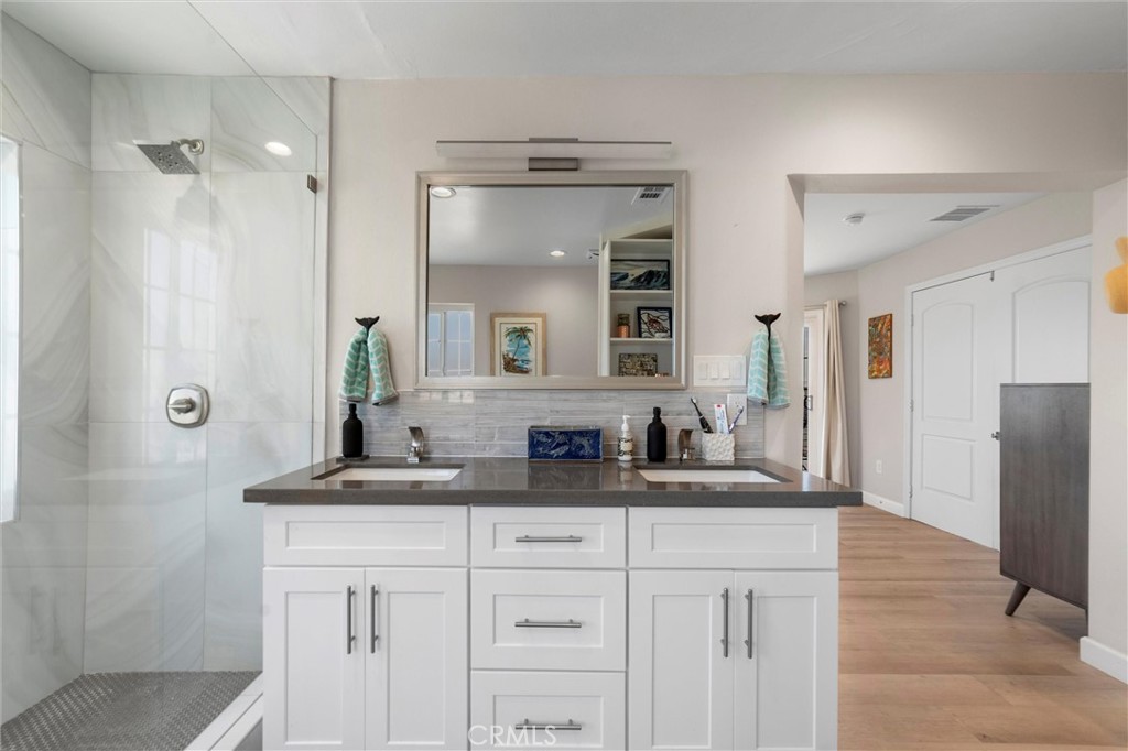 752 West 23rd Street San Pedro, CA 90731 - Photo 21 of 29 Main Bathroon