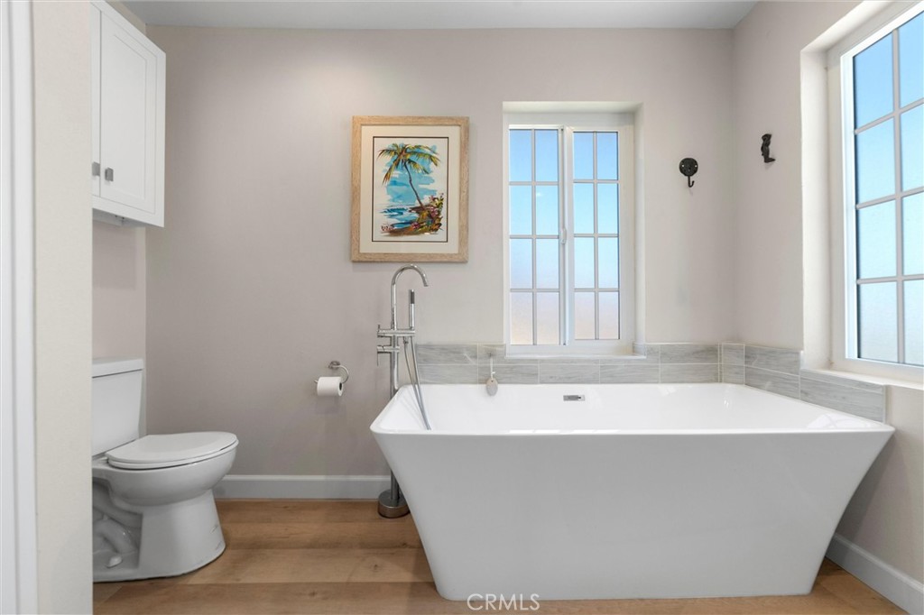 752 West 23rd Street San Pedro, CA 90731 - Photo 22 of 29 Main Bathroom