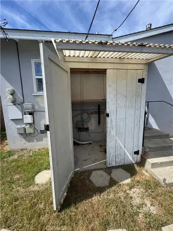a view of utility room