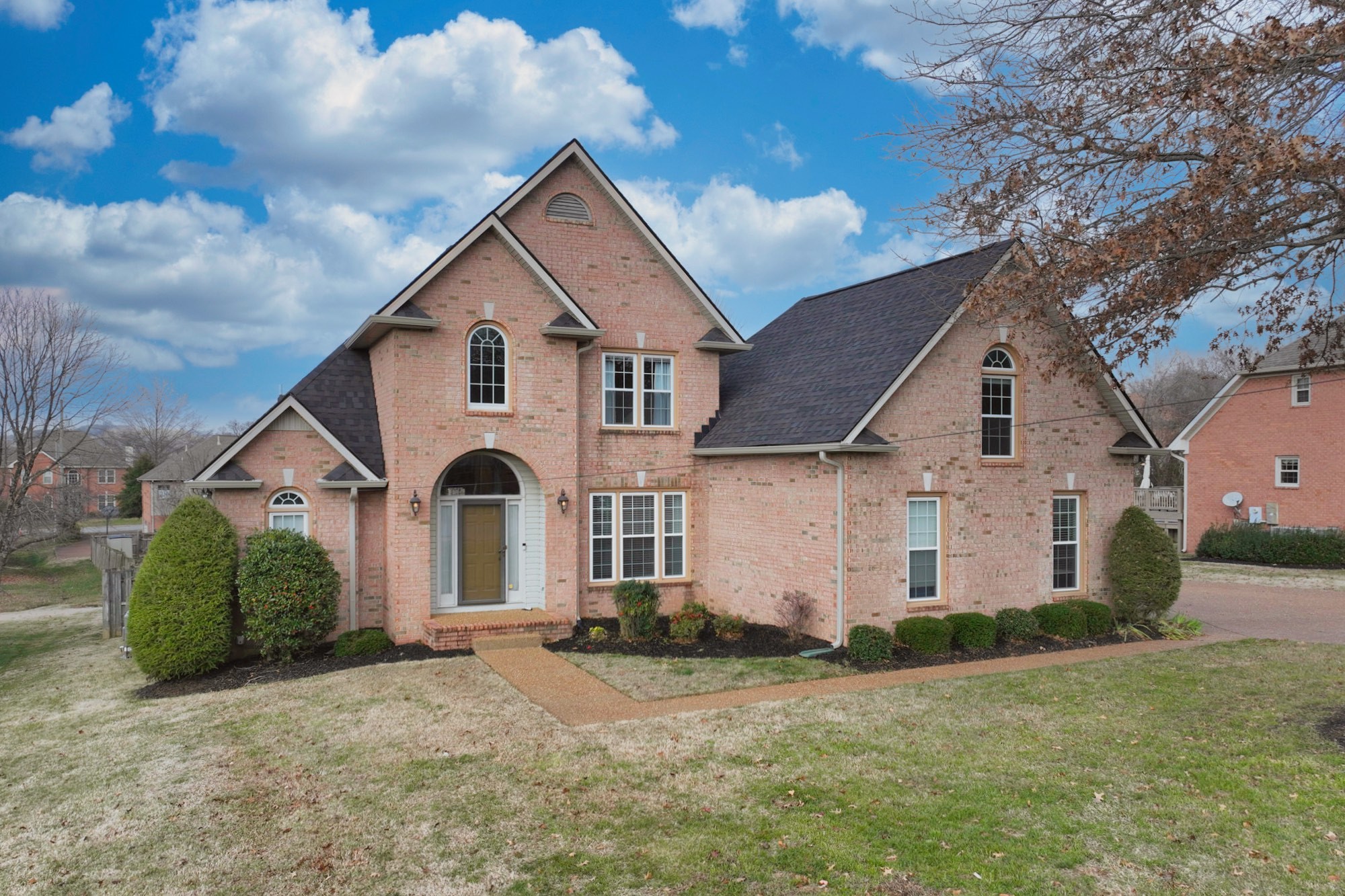 114 Wyncrest Way Hendersonville, TN 37075 - Photo 2 of 40 a front view of a house with a yard and garage