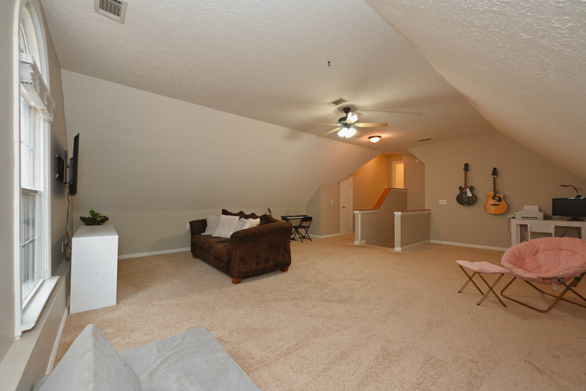 114 Wyncrest Way Hendersonville, TN 37075 - Photo 31 of 40 a living room with furniture and a chandelier
