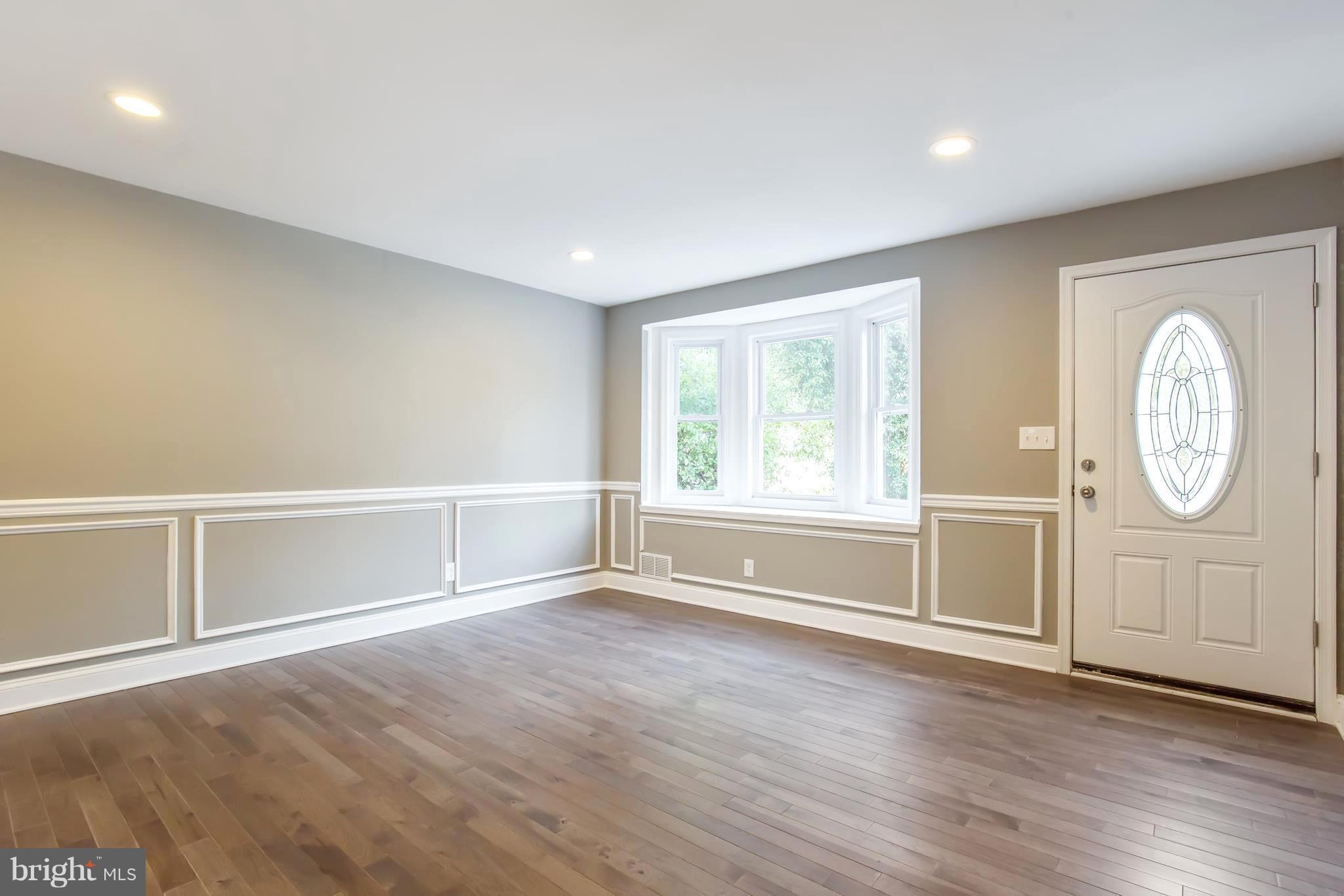 6643 Frederick Road Catonsville, MD 21228 - Photo 6 of 30 Living Room