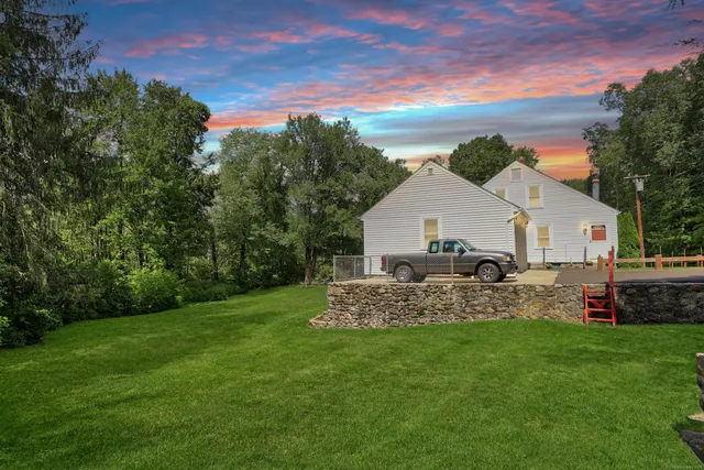 a view of a house with backyard and garden