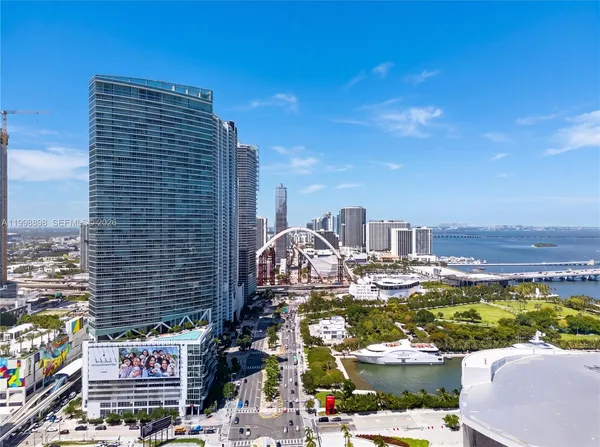 $5,490 | 888 Biscayne Boulevard, Unit 2404, Miami, FL 33132